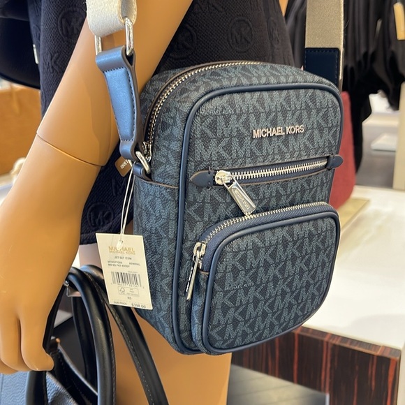 Michael Kors Jet Set Medium Signature Logo Crossbody Bag
Admiral
NWT - Picture 16 of 16